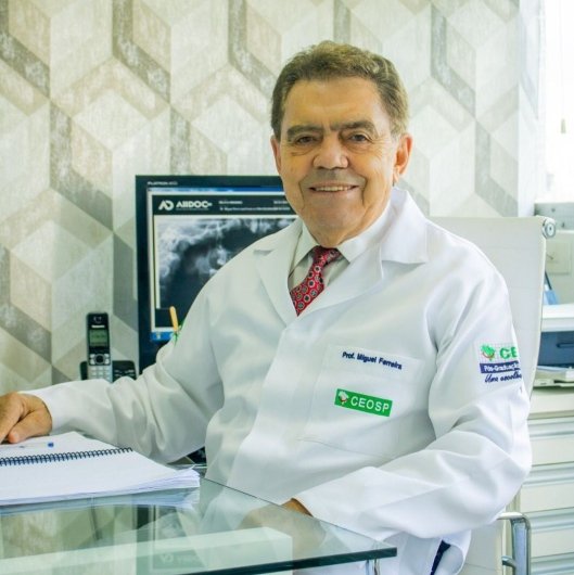 Dr. Miguel Ferreira em seu consultório