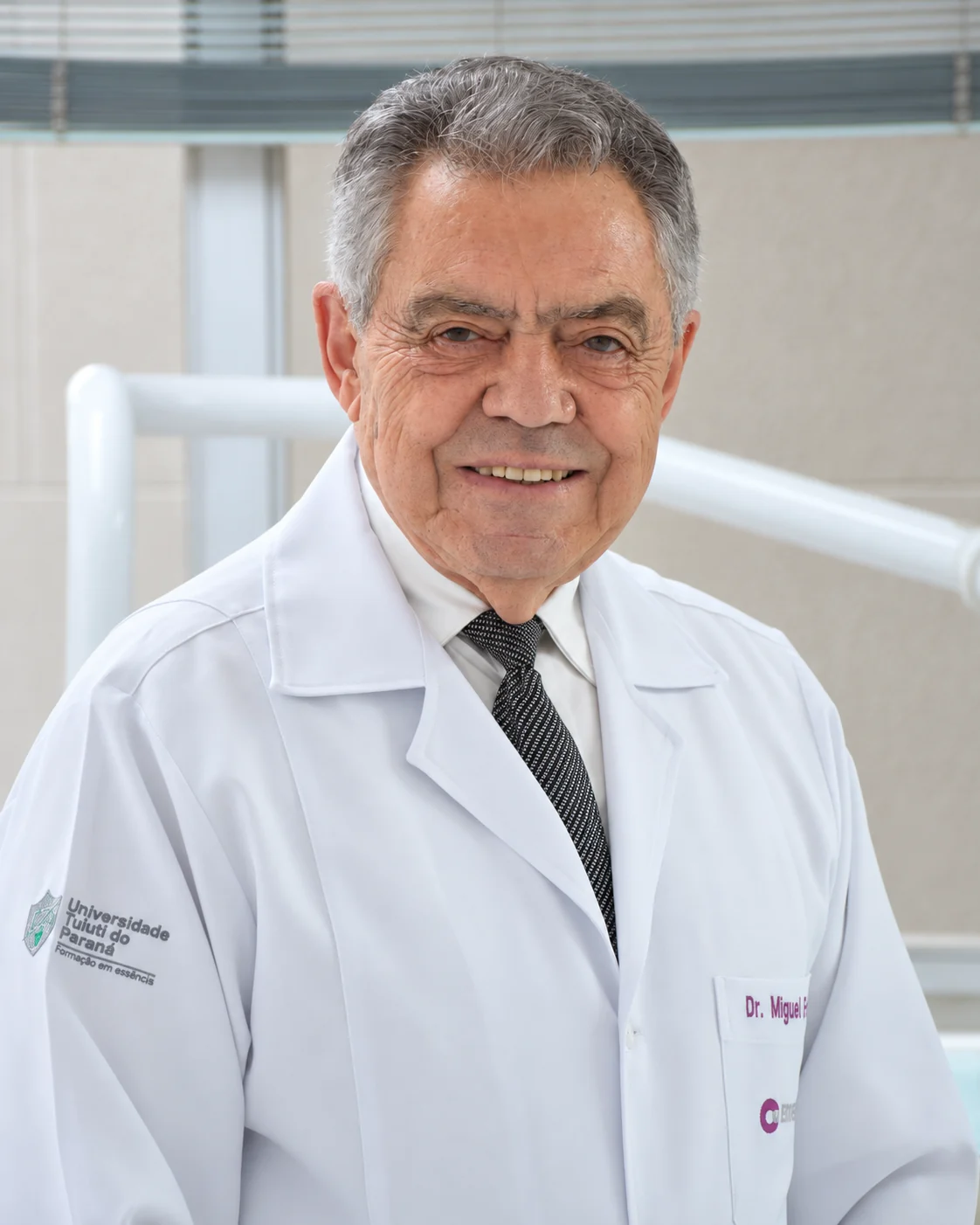 Dr. Miguel Ferreira em seu consultório